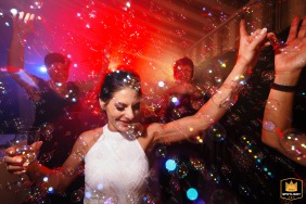 At the newlyweds' home in Trelissac, the bride, carried by euphoria, lights up the dance floor with enthusiasm.